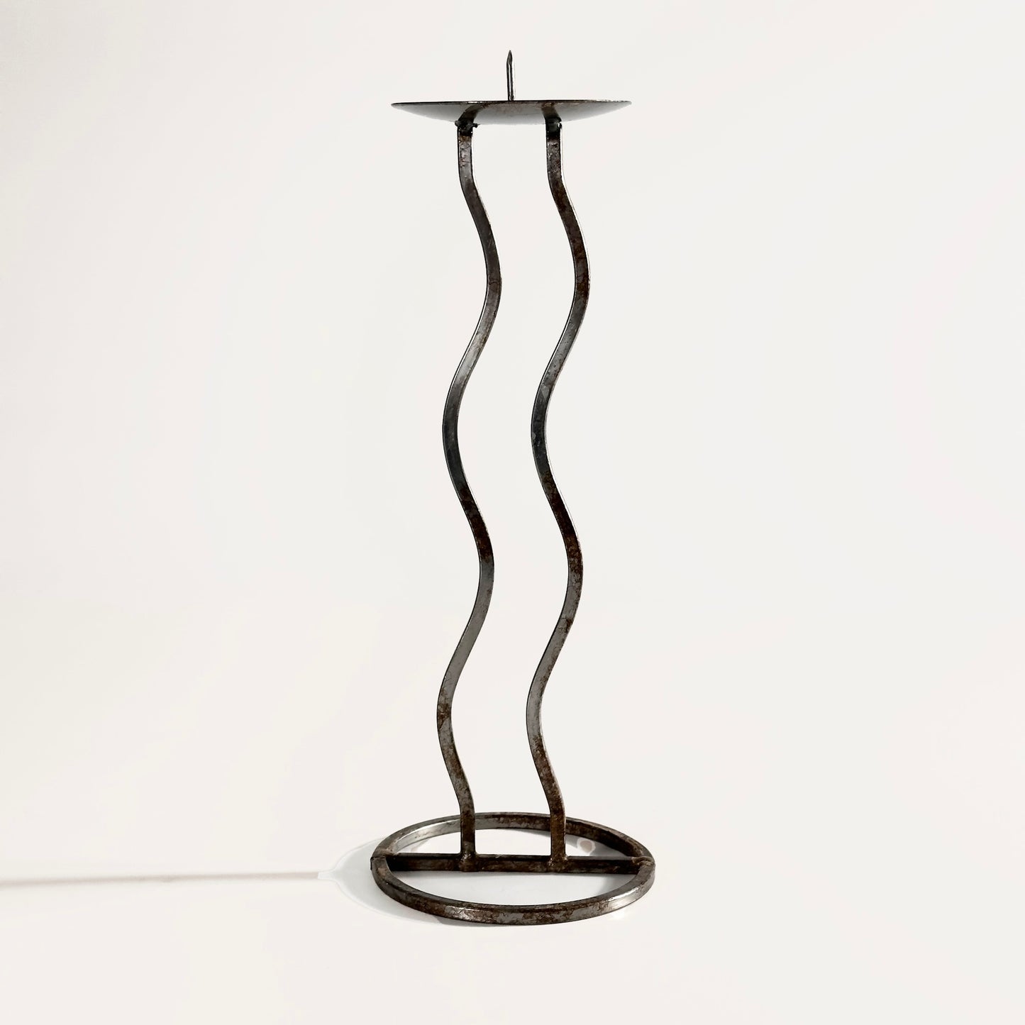 Postmodern-style Wavy Metal Candleholder