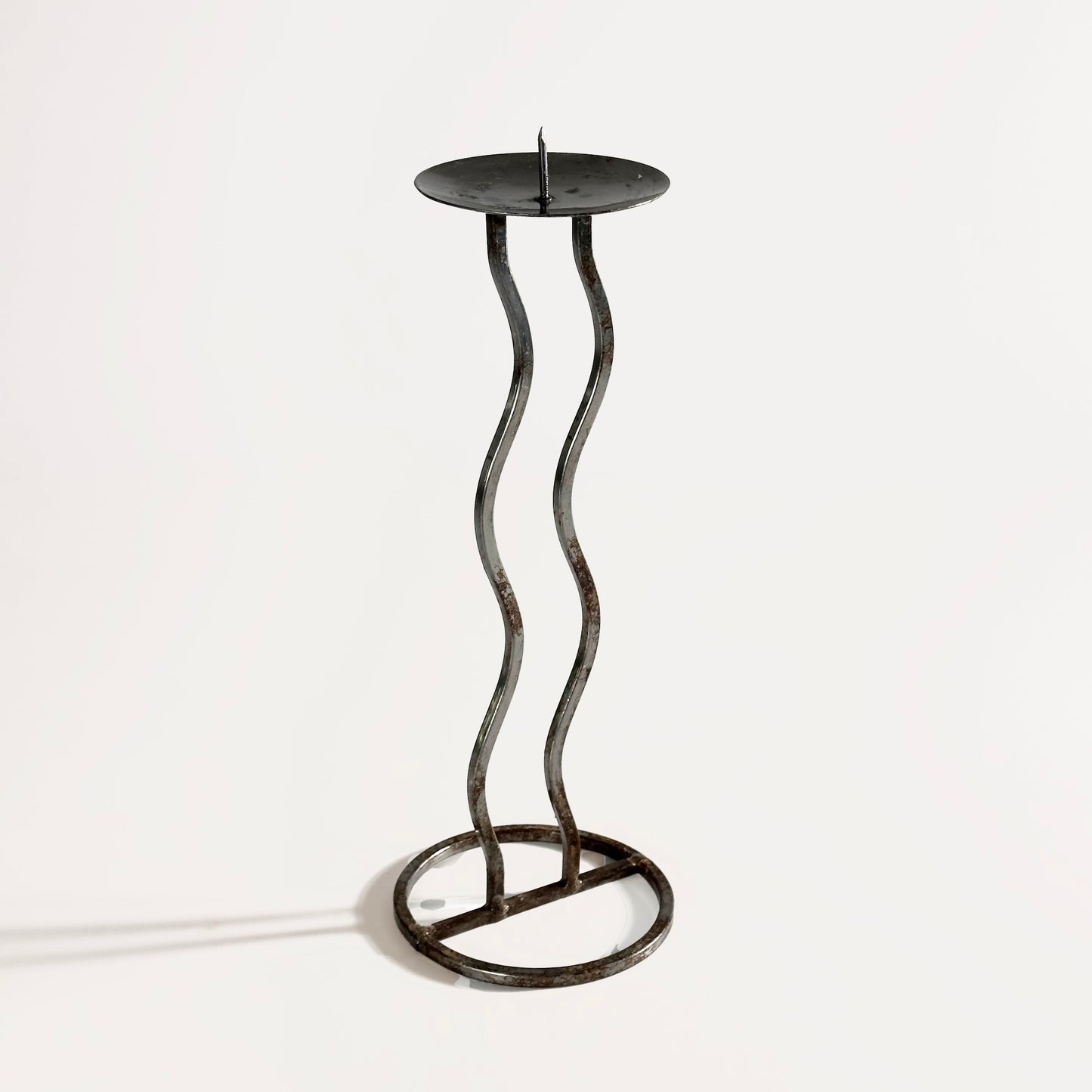 Postmodern-style Wavy Metal Candleholder